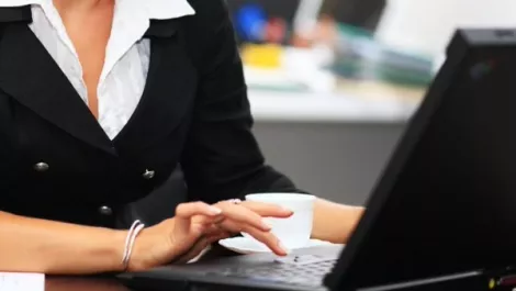 Woman laptop normal1