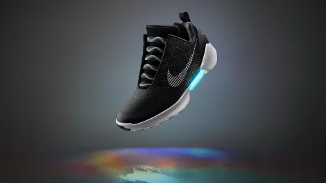 Self lacing sneakers